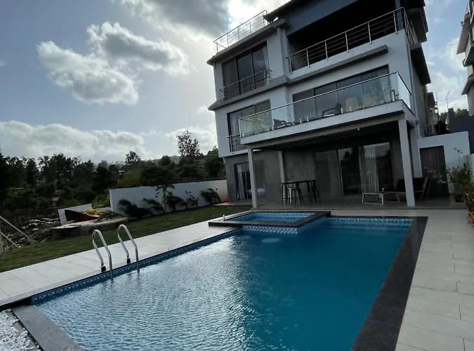 Jumbo Heavens 5 Bedroom Scenic Luxury Pool Villa Mahabaleshwar