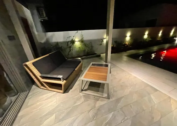 Jumbo Heavens 5 Bedroom Scenic Luxury Pool Villa Mahabaleshwar